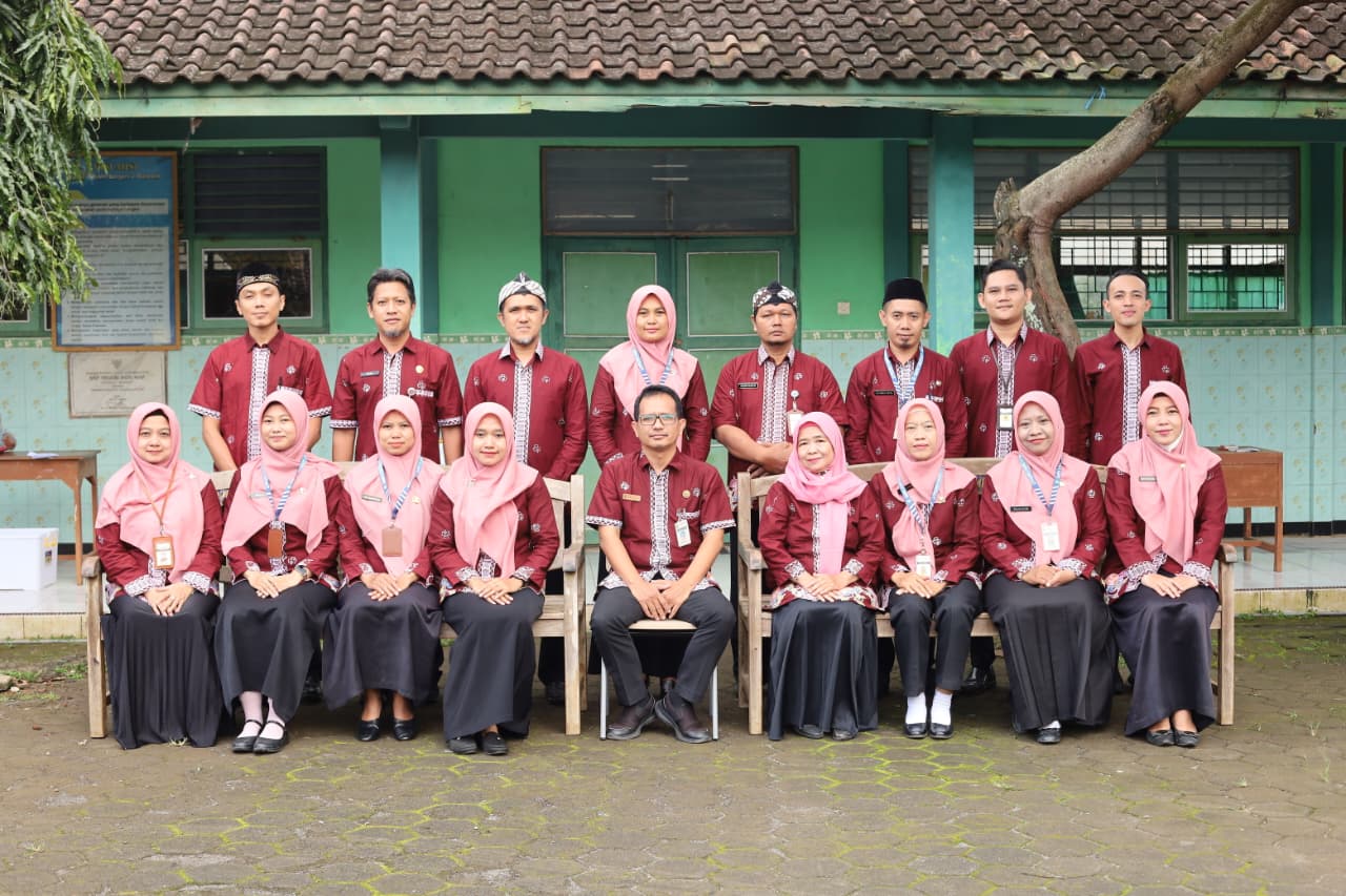 Foto Bersama Dewan Guru